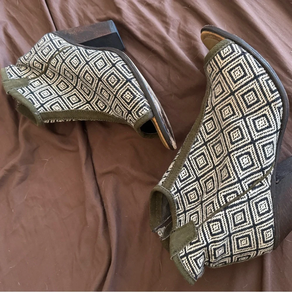 Geometric Patterned Heeled Boots - Picture 3 of 6
